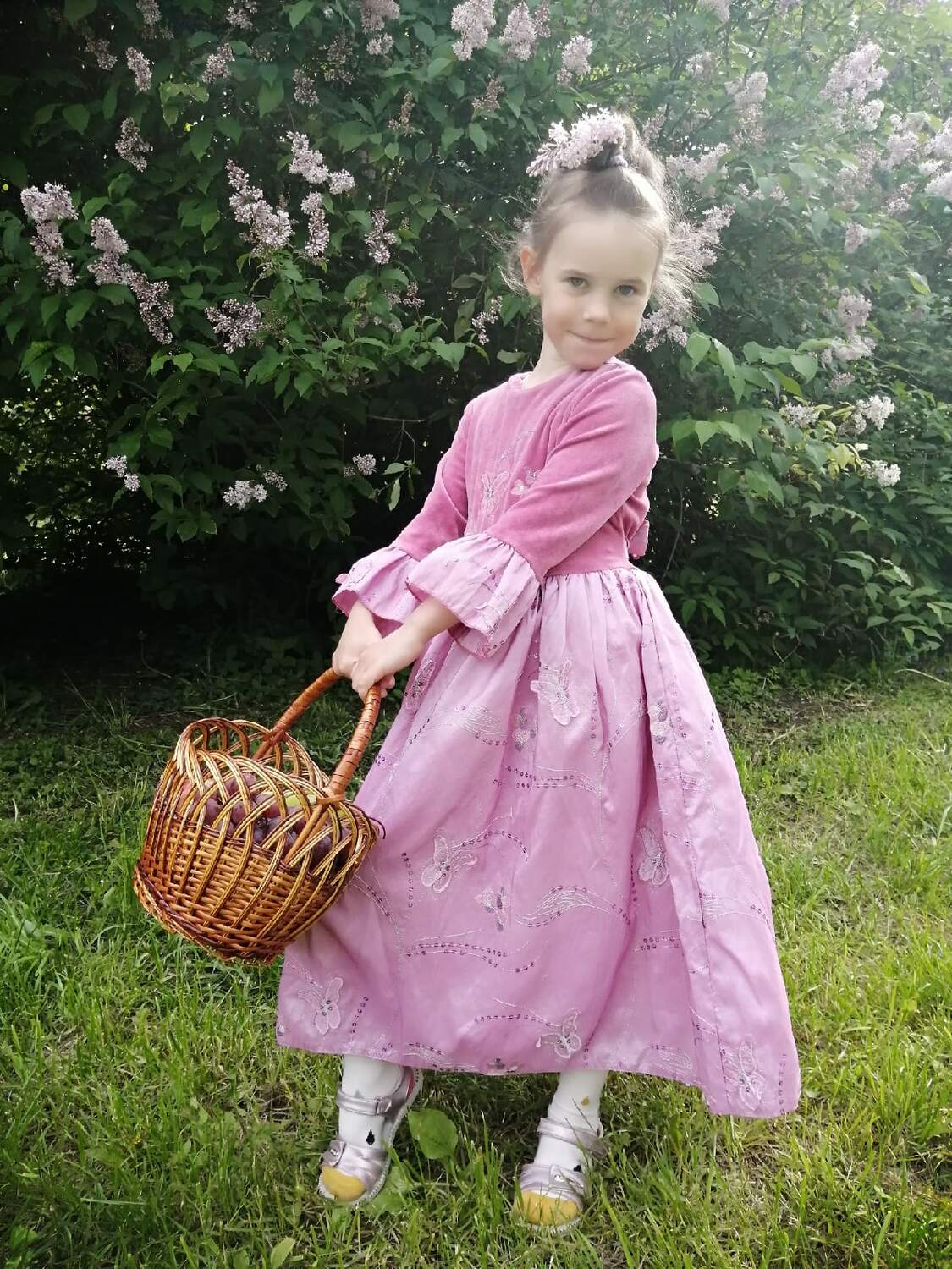 Девочка с корзинкой фруктов.