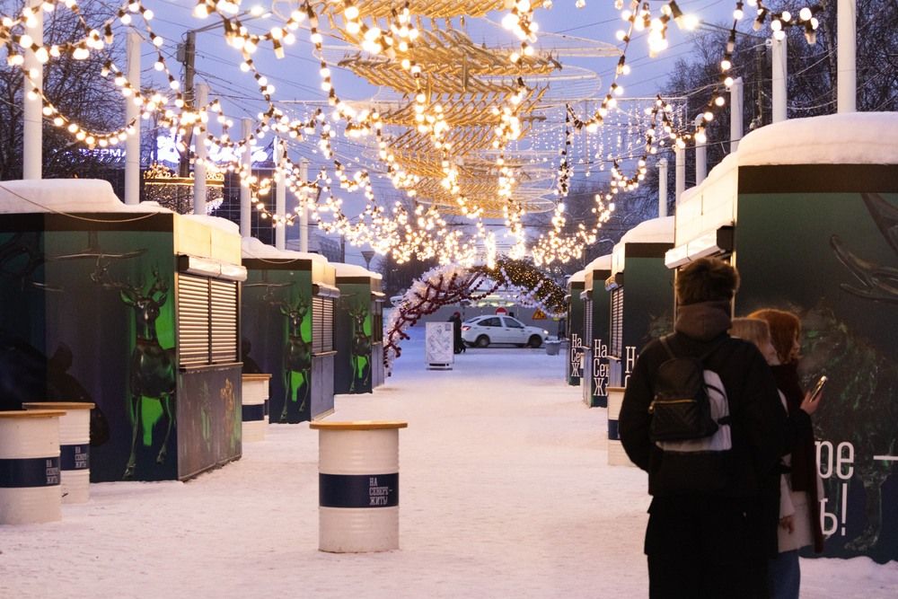 Рождественская ярмарка с новогодними украшениями