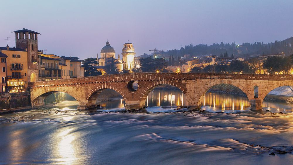 Верона. Вечер на набережной