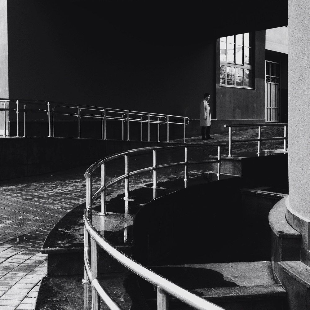 Загадочный мужчина в плаще