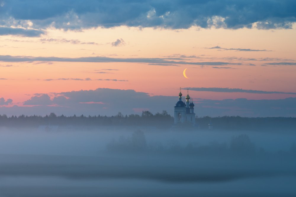 В туманной тишине.