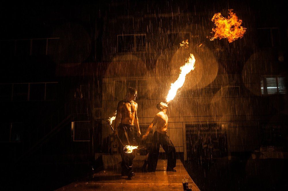 Огненное шоу под ливнем и грозой