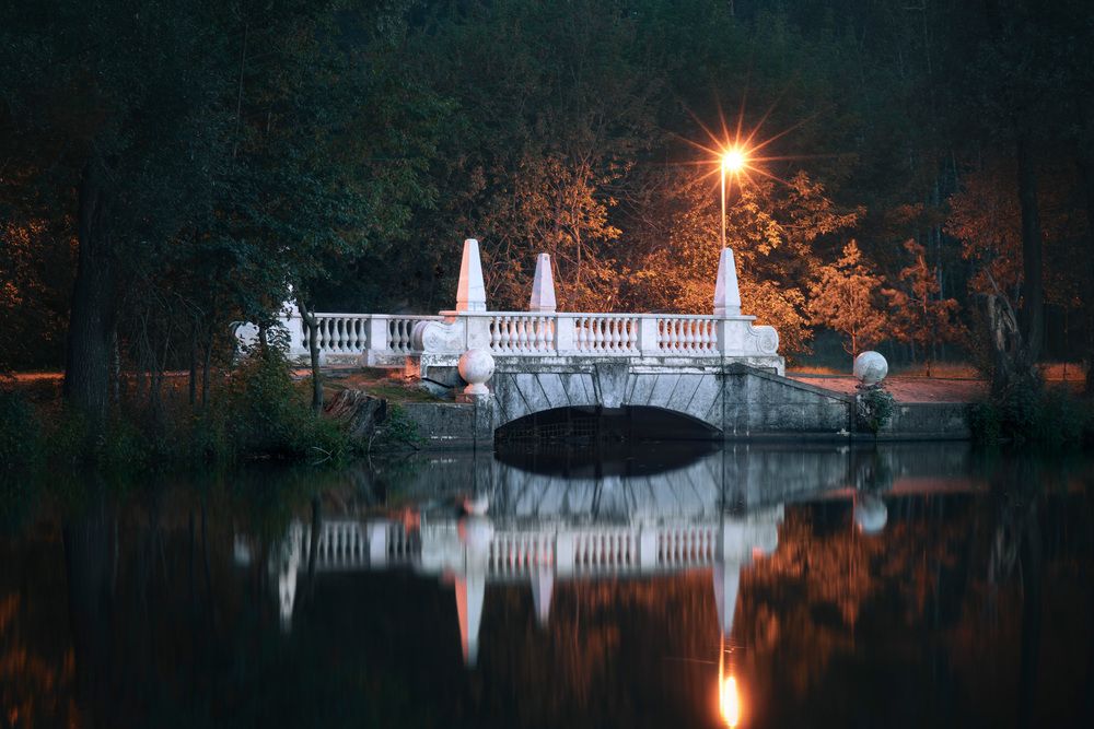 Мраморный мостик ночью