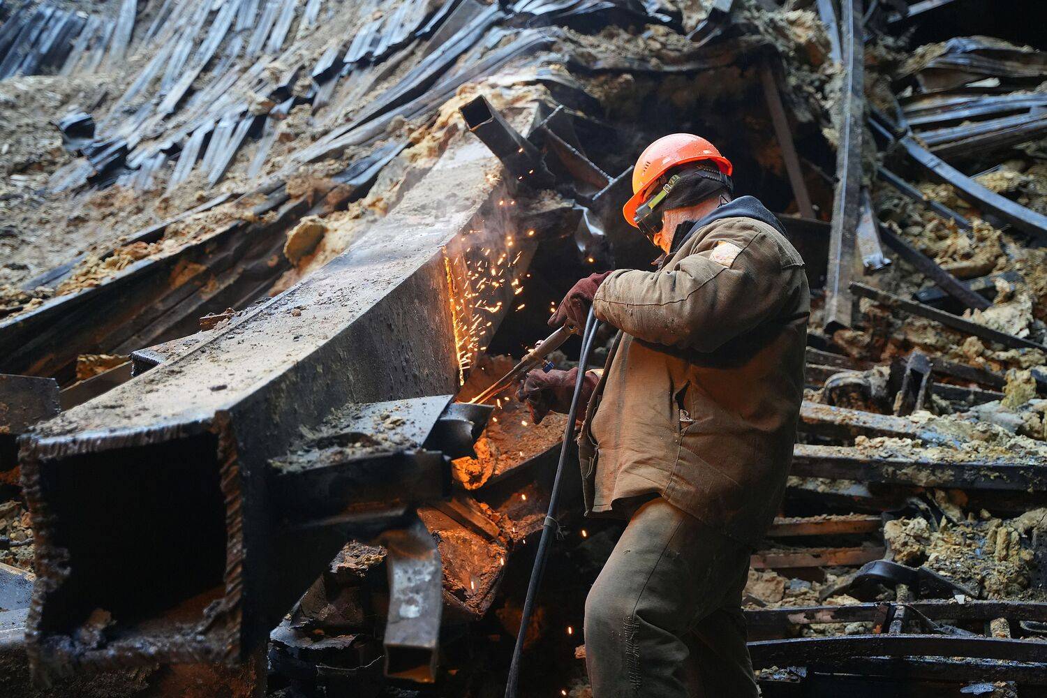 Сварщики работают на месте теракта в «Крокусе»