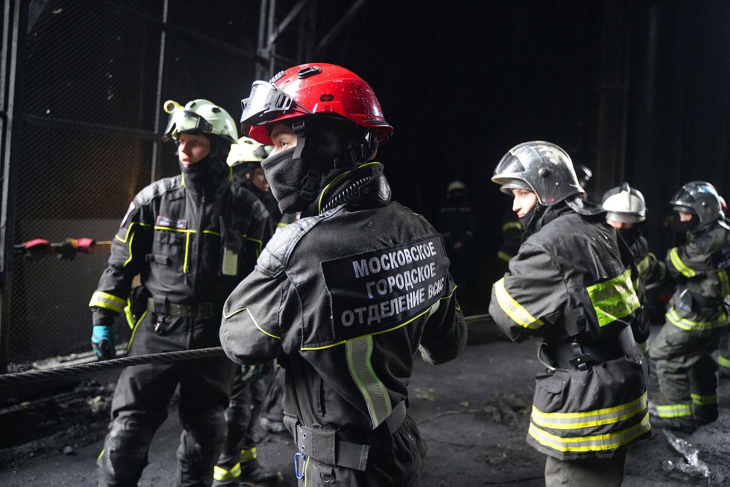 Добровольцы ВСКС работают на месте теракта в «Крокусе»