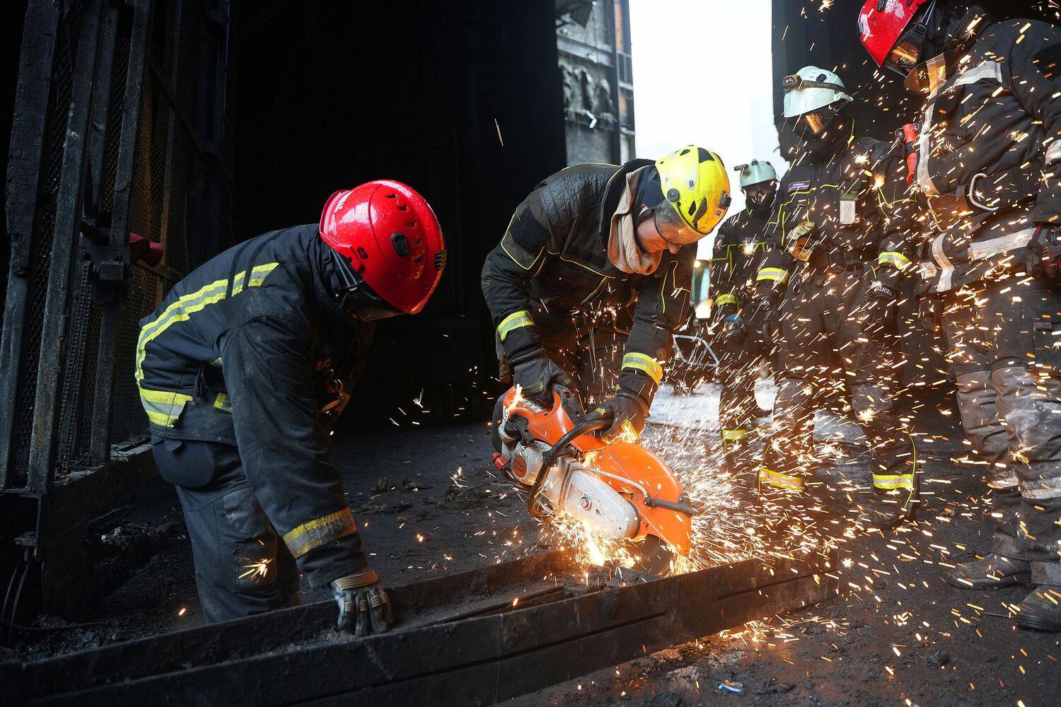 Добровольцы ВСКС работают на месте теракта в «Крокусе» Добровольцы ВСКС работают на месте теракта в «Крокусе»
