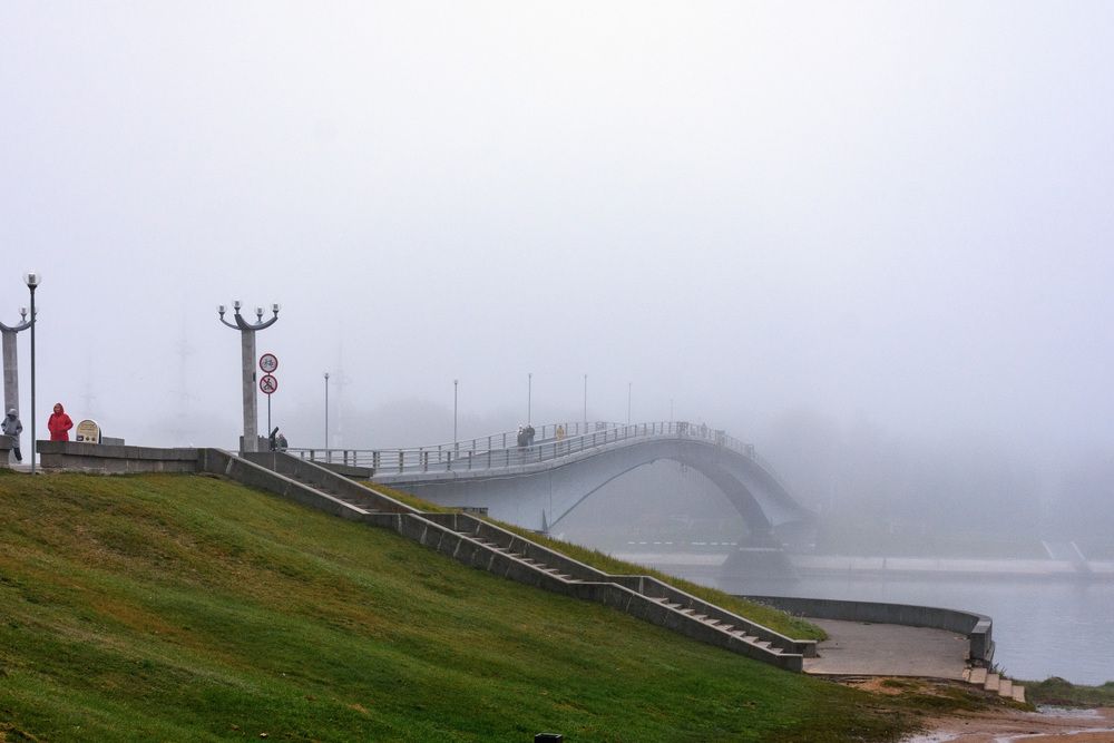 Горбатый мост над Волховом в утреннем тумане