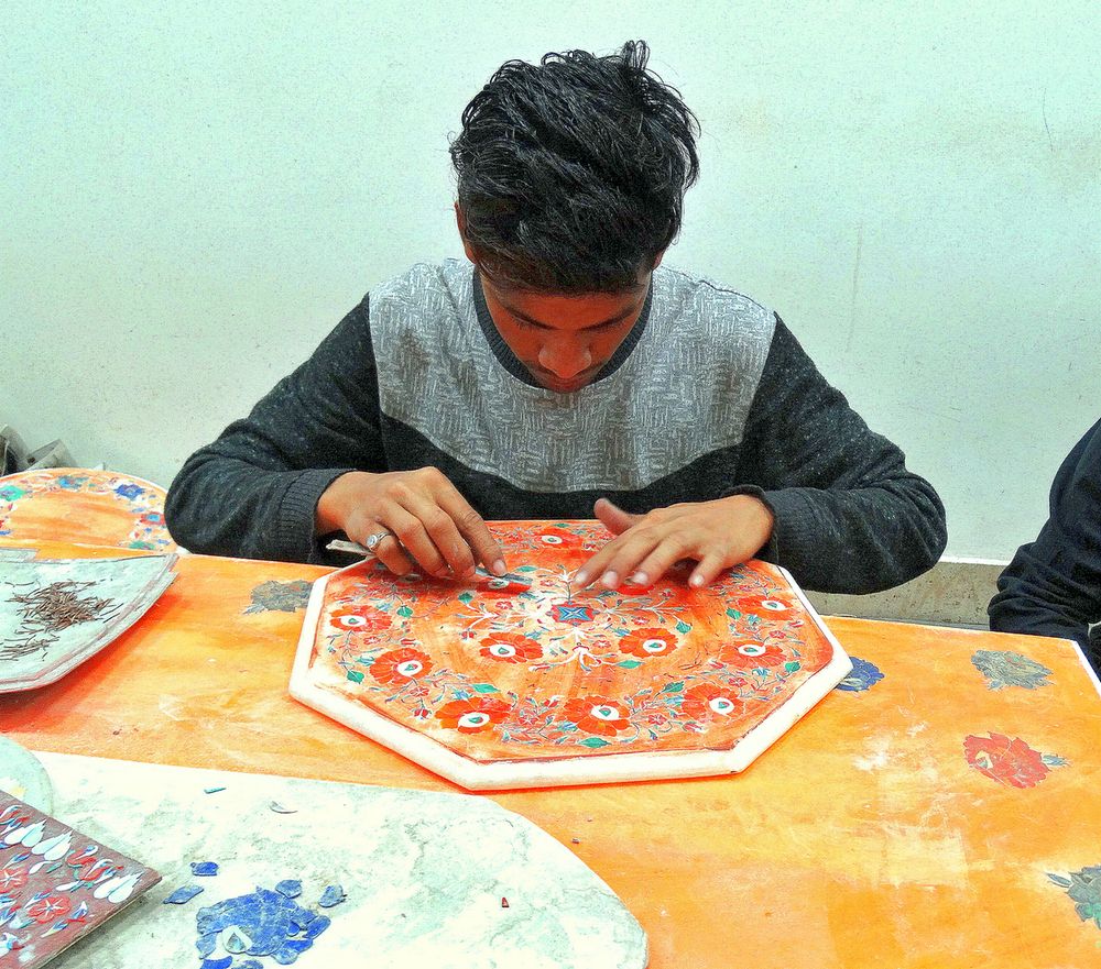 Ювелир работает с драгоценными камнями