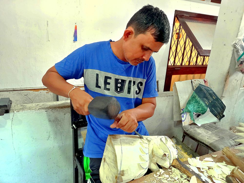 Резчик по дереву