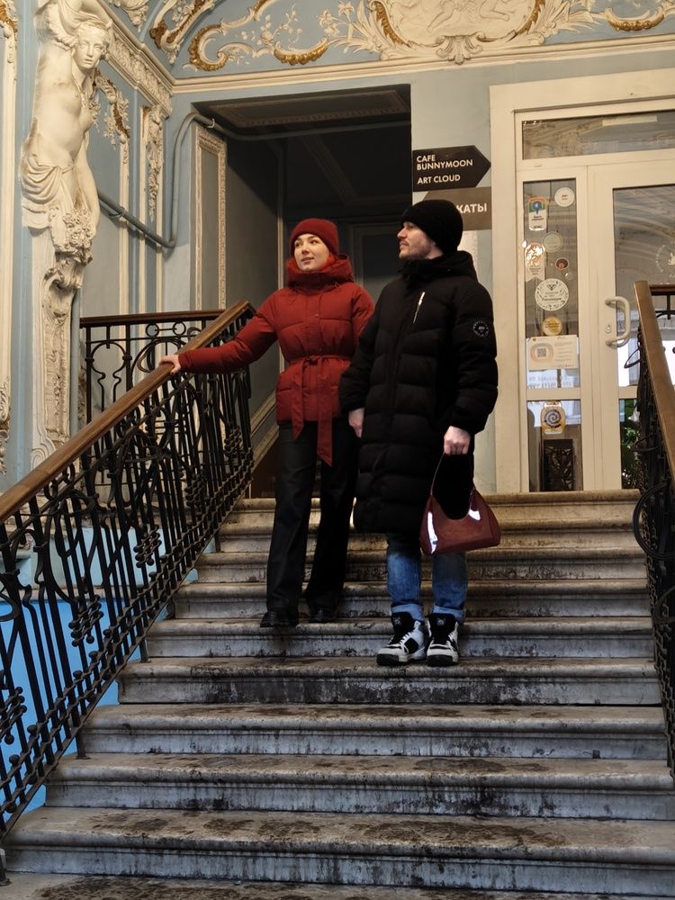 Двое на лестнице особняка