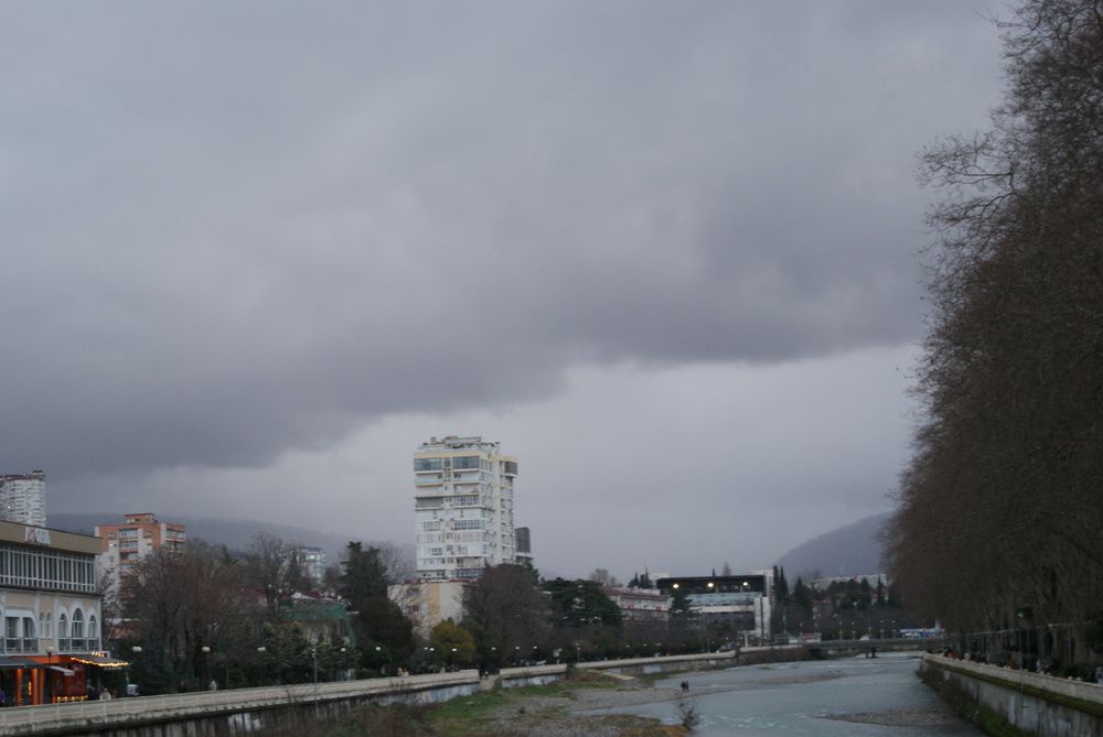 Пасмурно в Сочи, на реке Сочи.