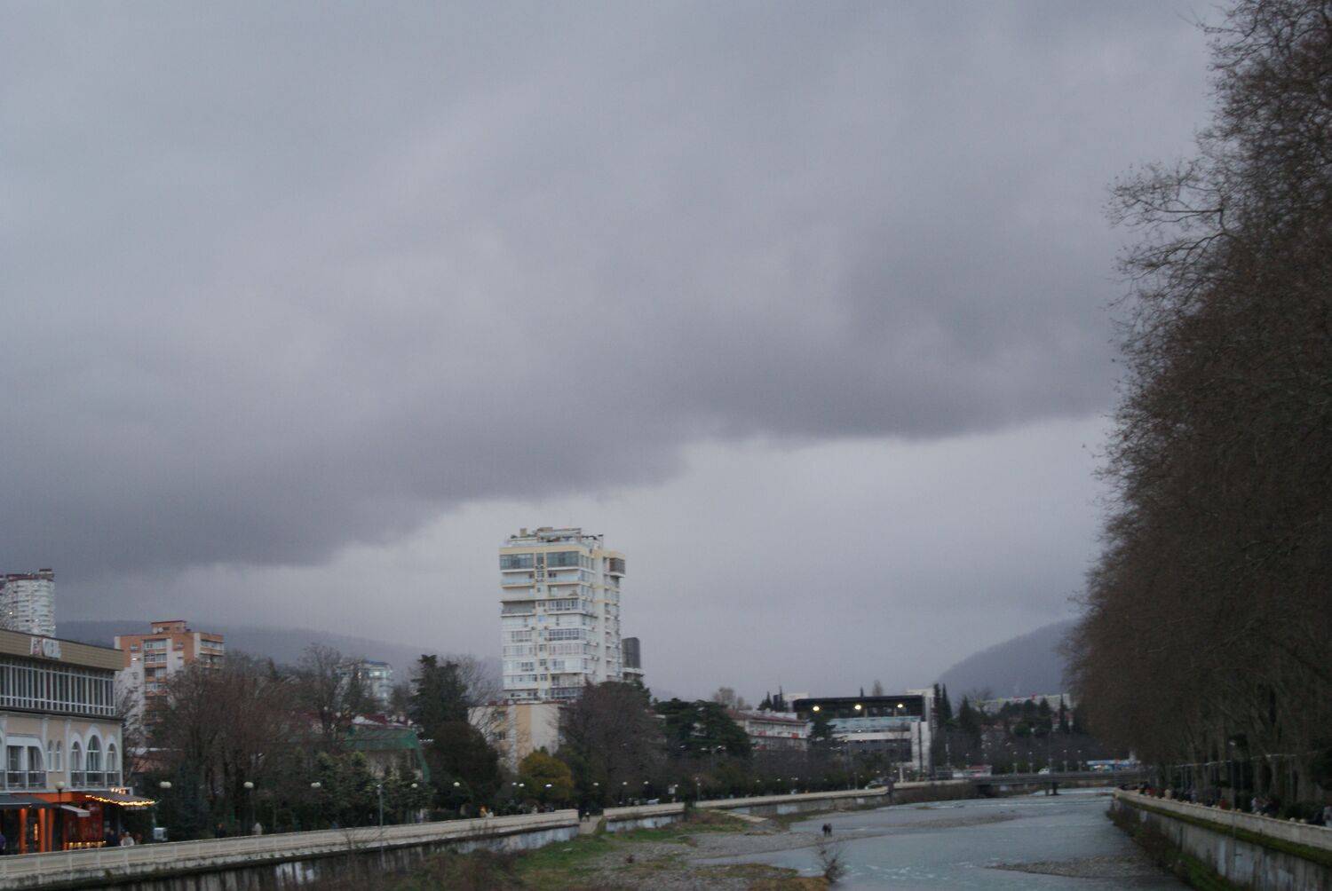 Пасмурно в Сочи, на реке Сочи.