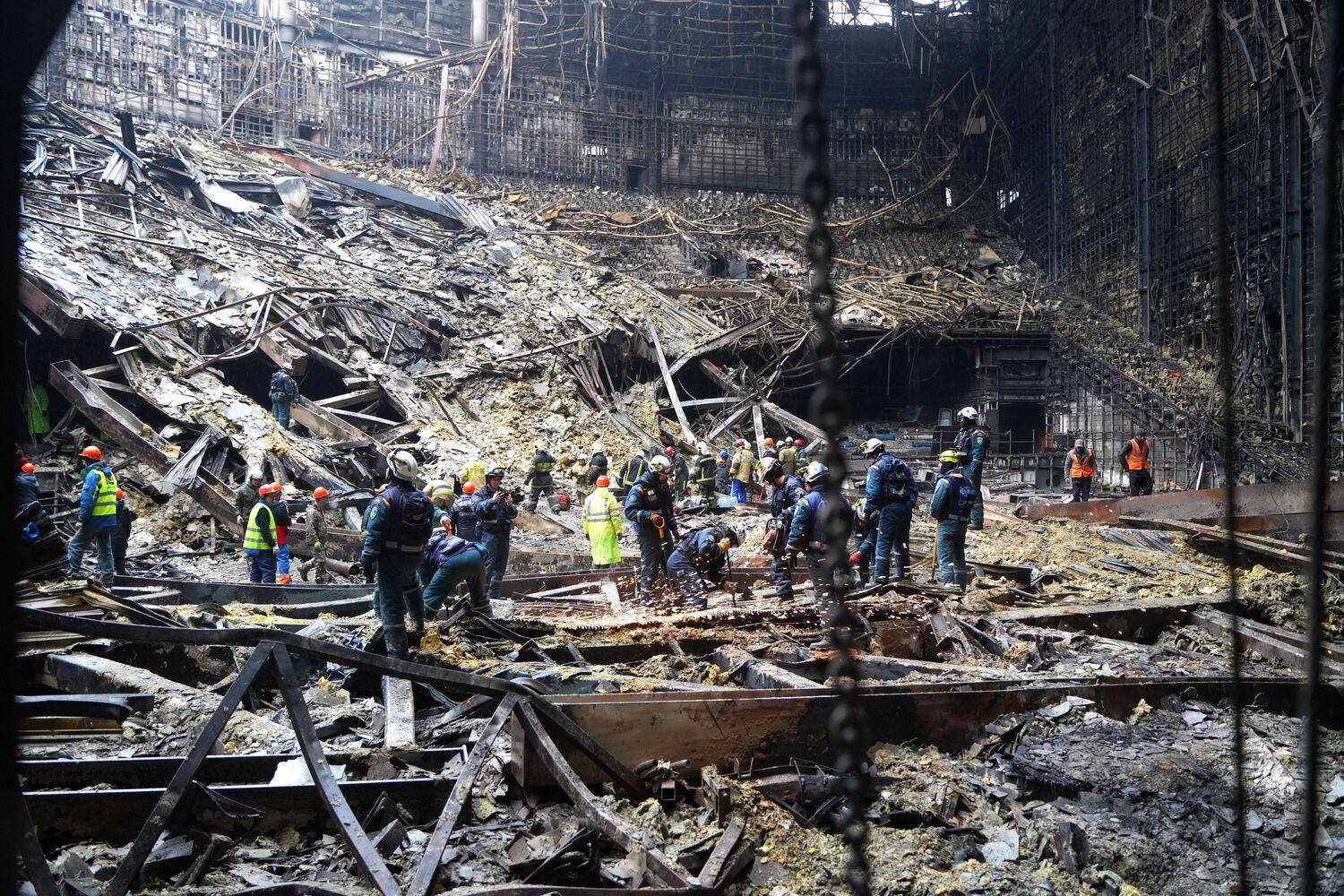 Специалисты Центра «Лидер» МЧС России работают на месте теракта в «Крокусе»