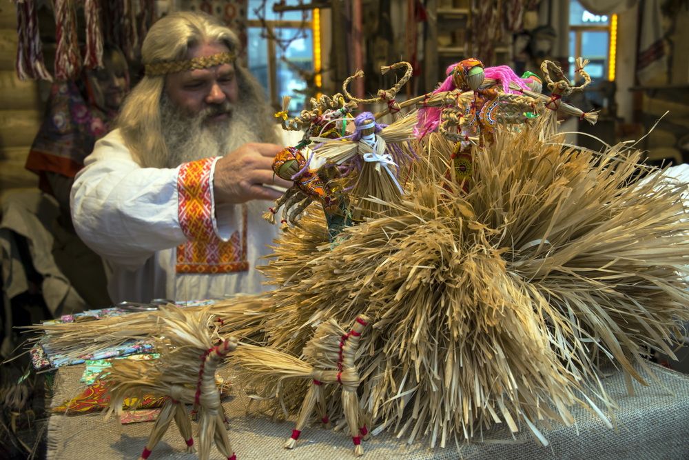 Мастер по плетению из лыка