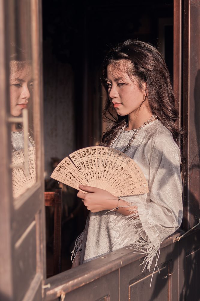 Thiếu Nữ bên Cửa Sổ