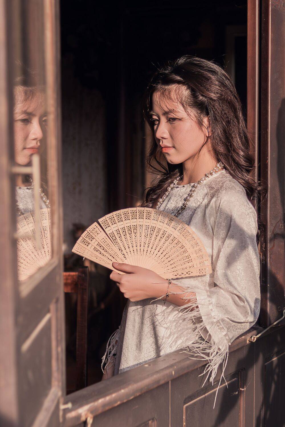 Thiếu Nữ bên Cửa Sổ