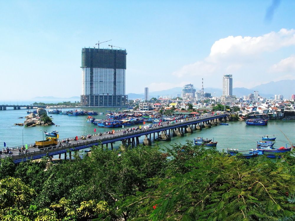 Вьетнам. Мост в Нячанге.