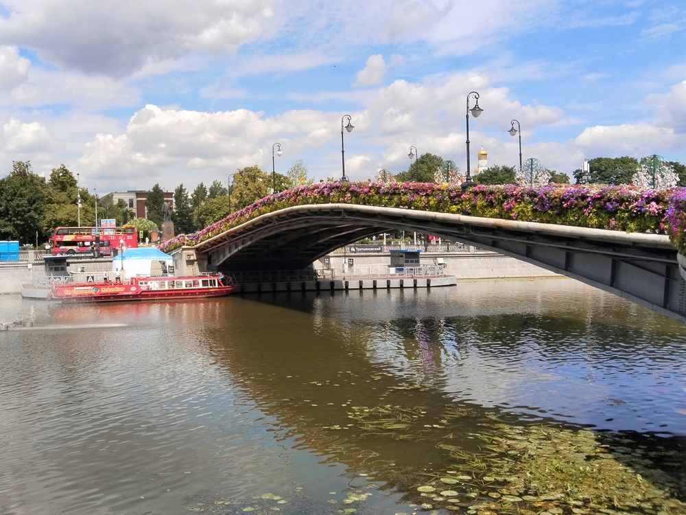 Садовнический мост в цветах