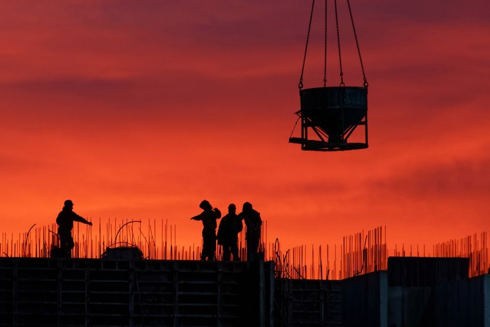 Строительство дома на фоне красивого заката