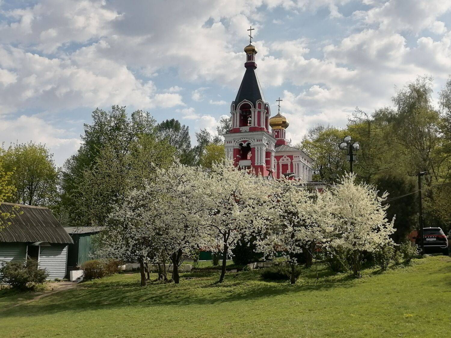 Храм Параскевы Пятницы весной в Качалово.