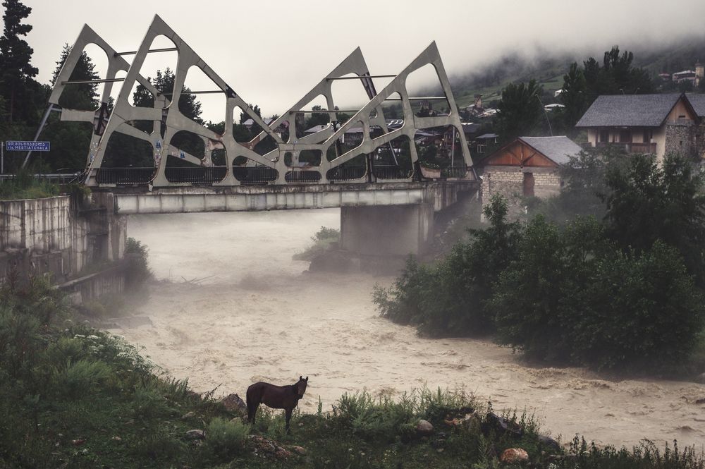 Мост через бурную горную реку