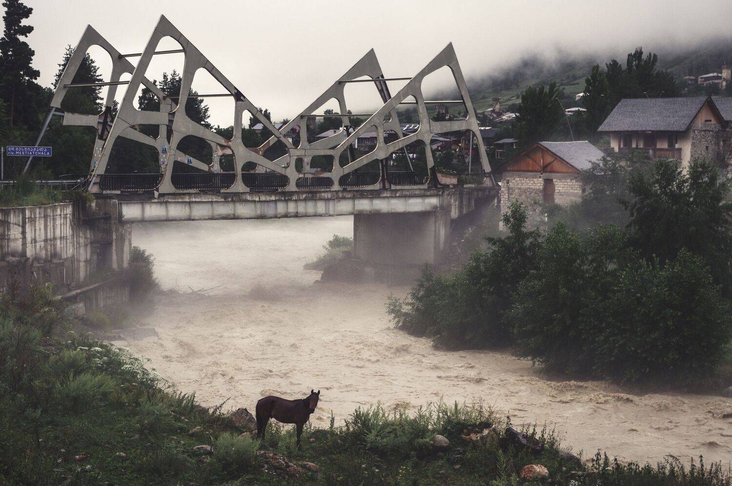 Мост через бурную горную реку Мост через бурную горную реку