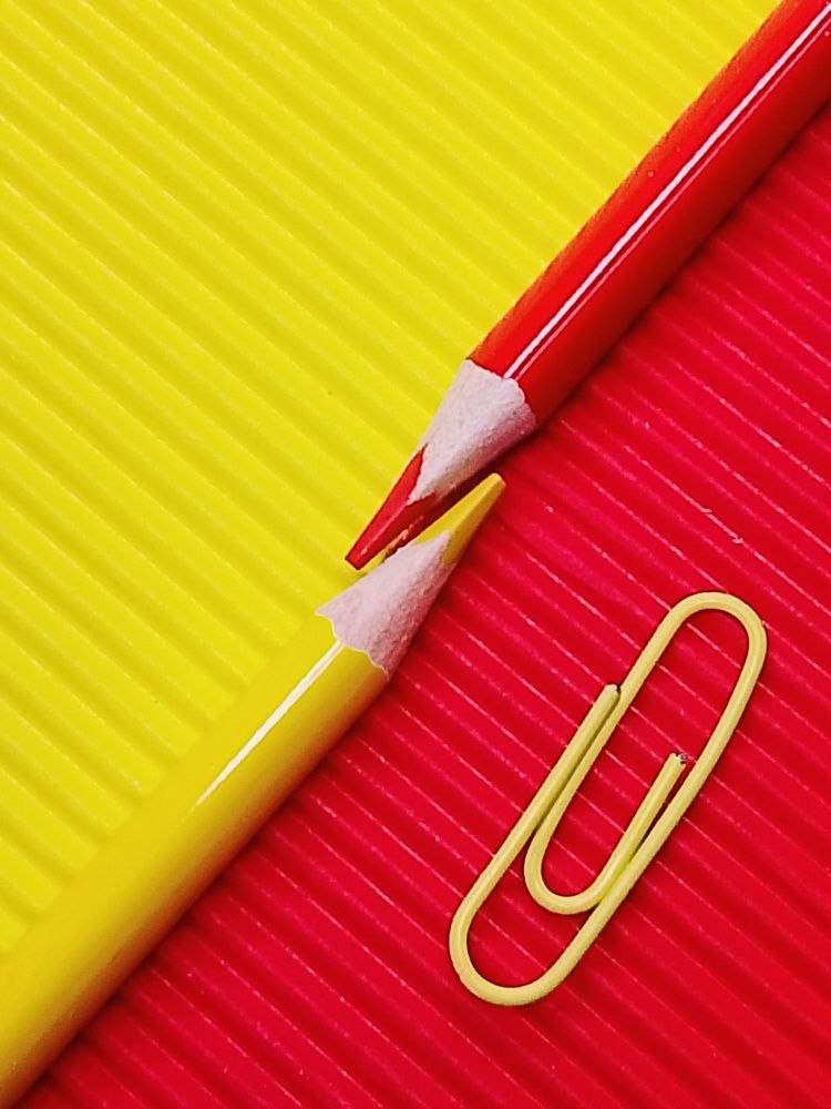 Цветные карандаши. Желтая скрепка.