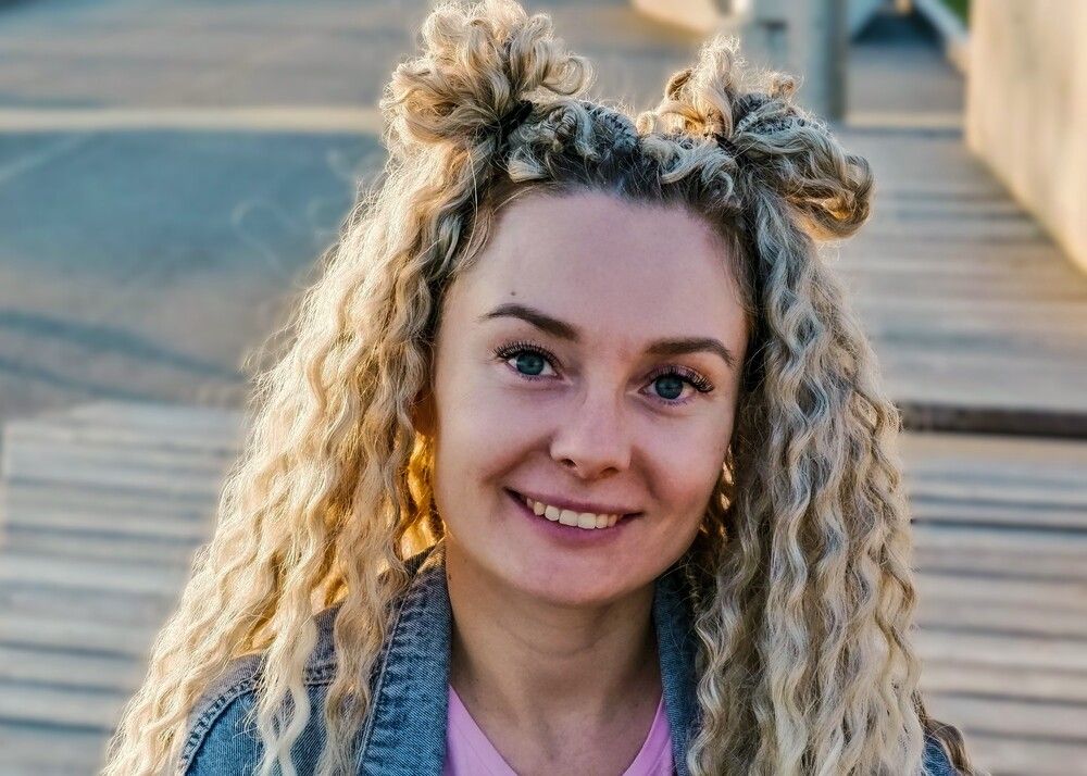 Девушка с кудрями.