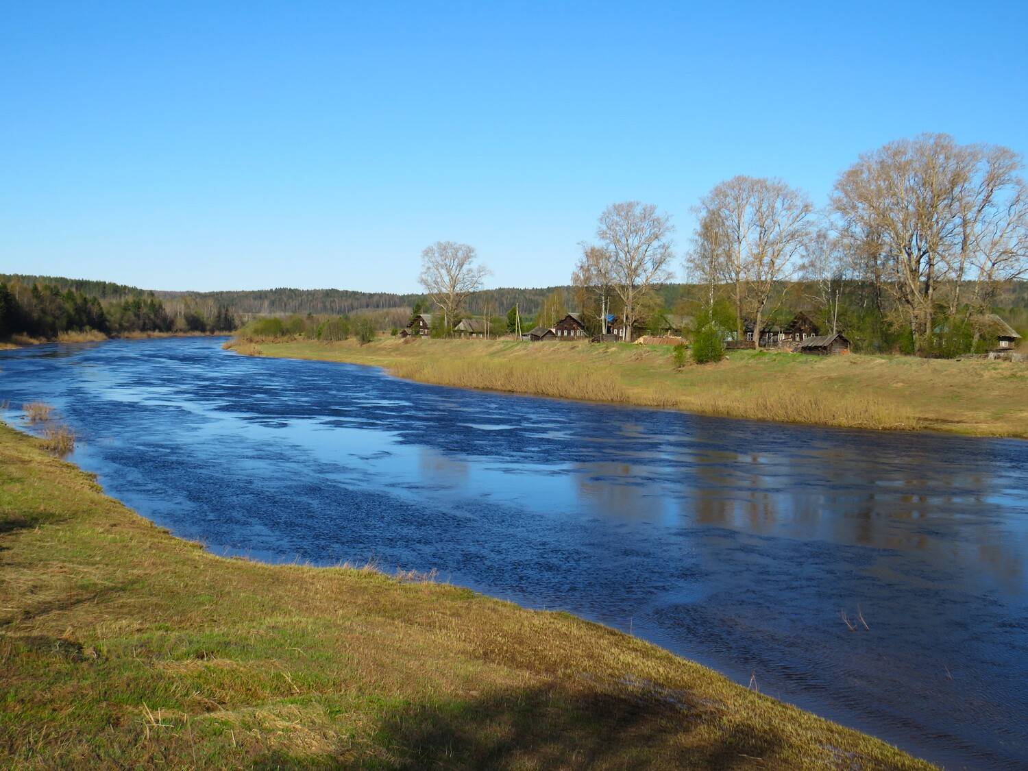Весенняя река
