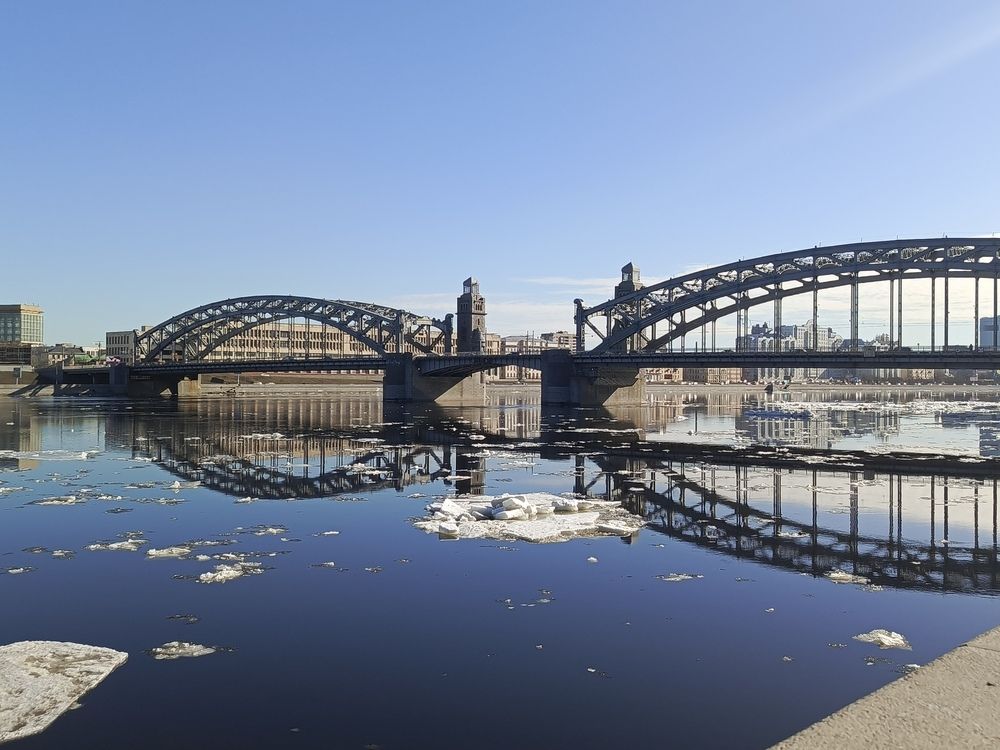 Лед идет. По Неве плывет.