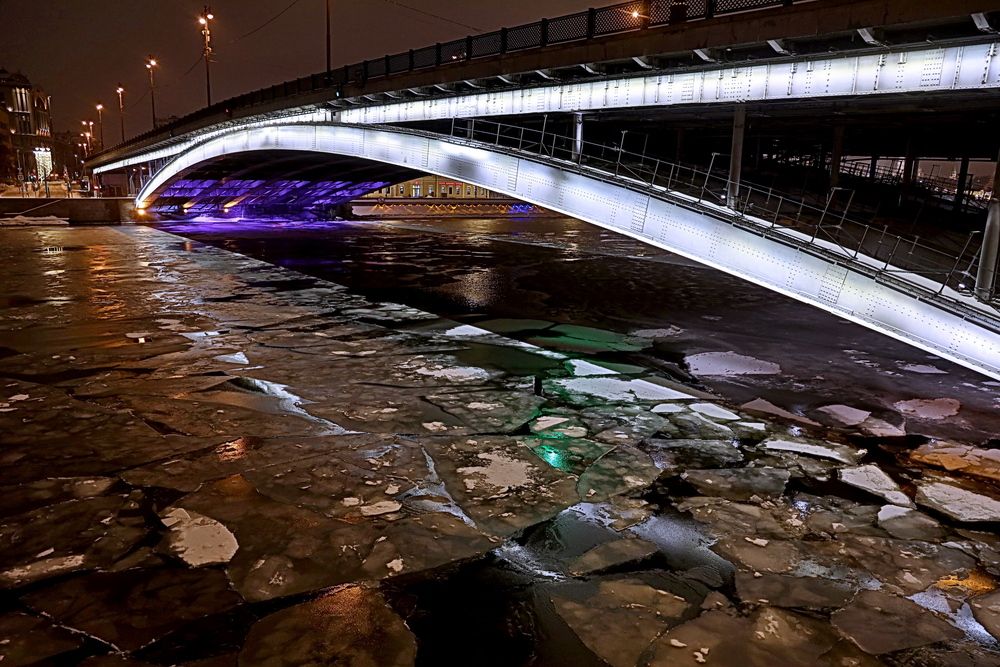 Москва, Большой Устьинский Мост.