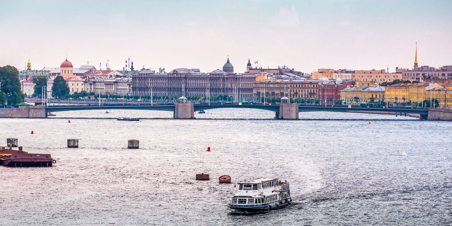 Нева в городе.
