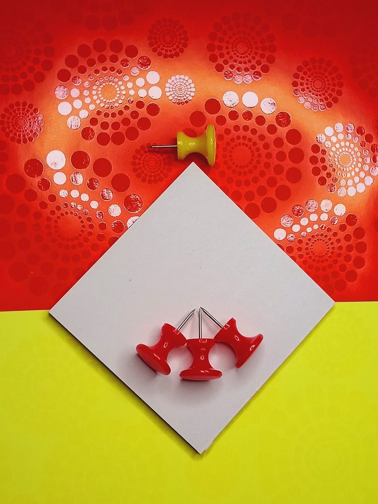 Три иглы и одна игла в кольце.