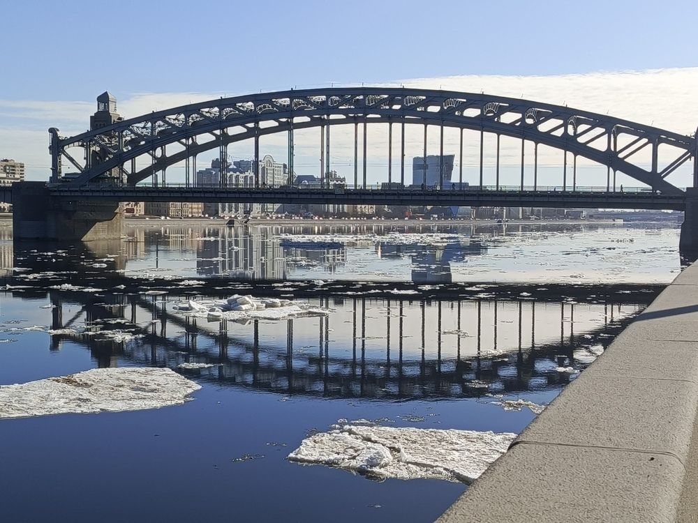 Невы теченье в марте