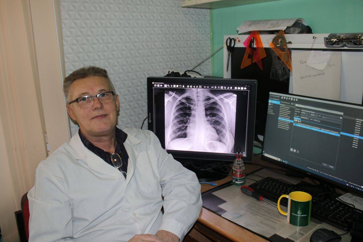 Он видит все .