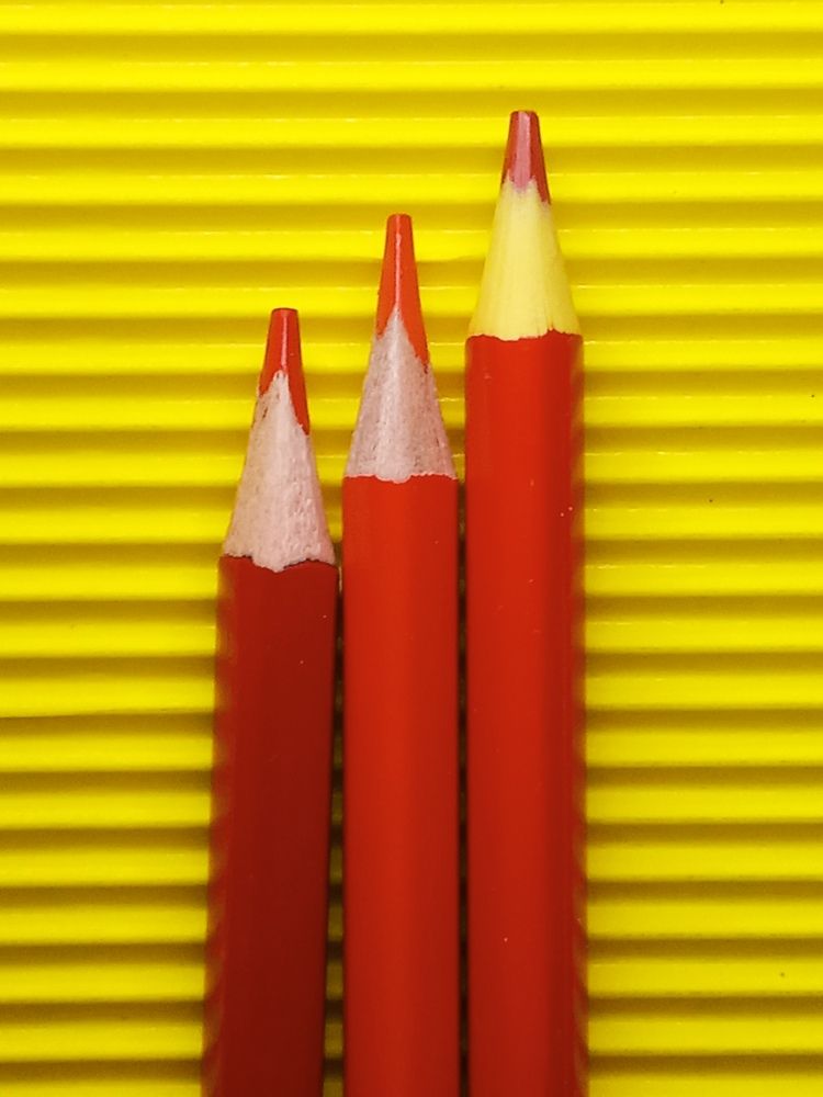 Три красных карандаша.