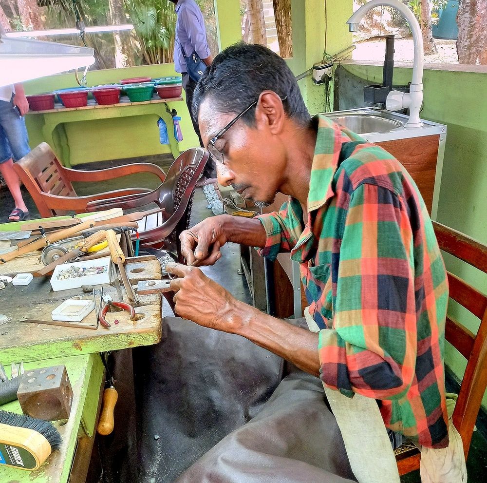 Ювелир за работой