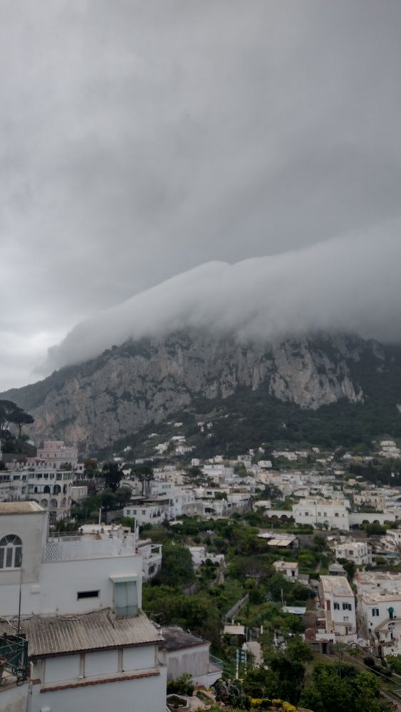 Montañas ,nubes, neblina y lluvia en isla de Capri. Italia.