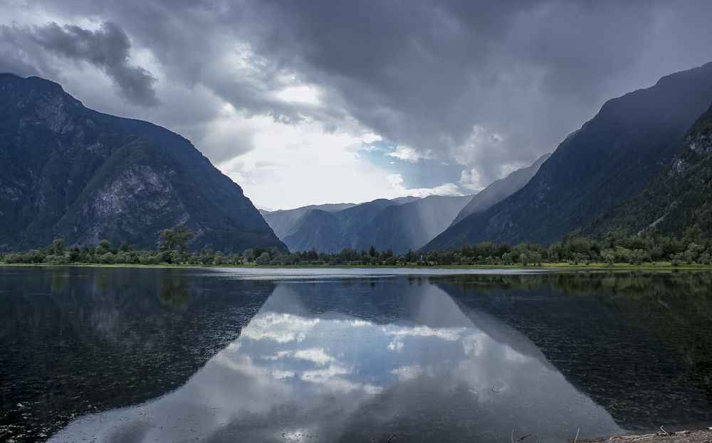 И дождь и солнце на реке