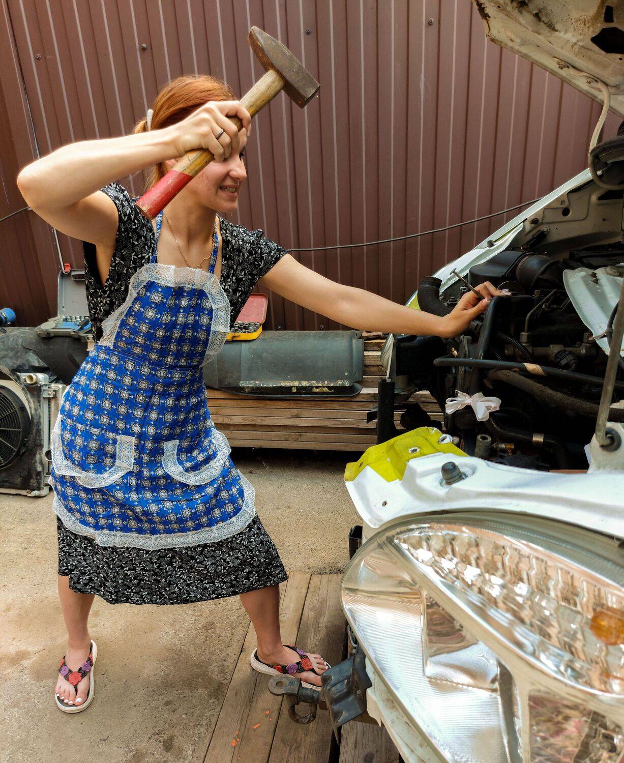 Да я сама твою колымагу отремонтирую..!