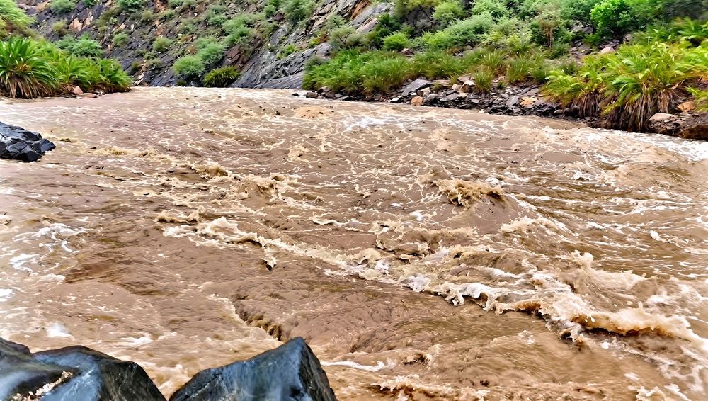 منحدر سيل ونهر وادي بنا في محافظة الضالع اليمن