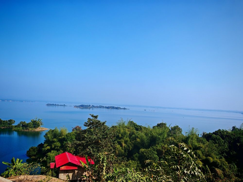 It feels like the blue sky melted with the blue river & the contrast of the nature is absolutely outstanding.
