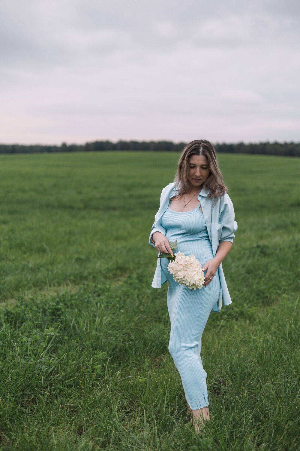 беременная девушка в поле