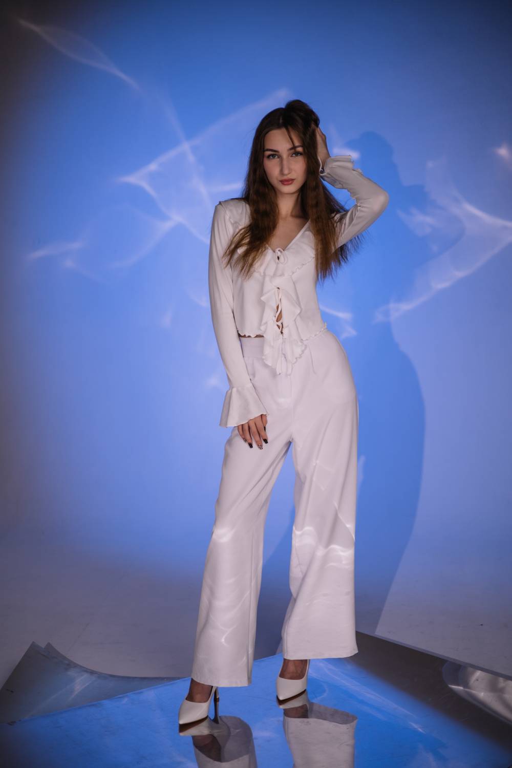 девушка в белом, сзади голубой цвет