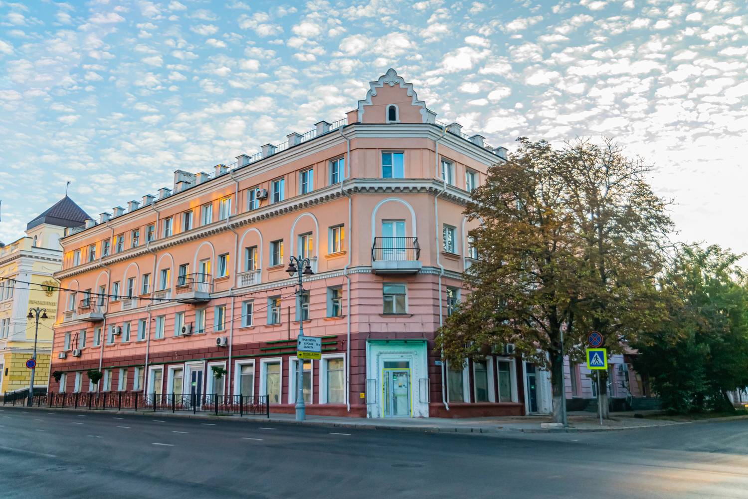 Дом с петухами.