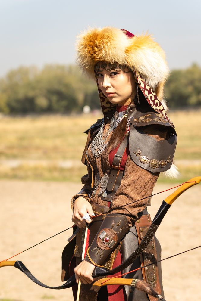 Девушка в казахском национальном костюме с луком