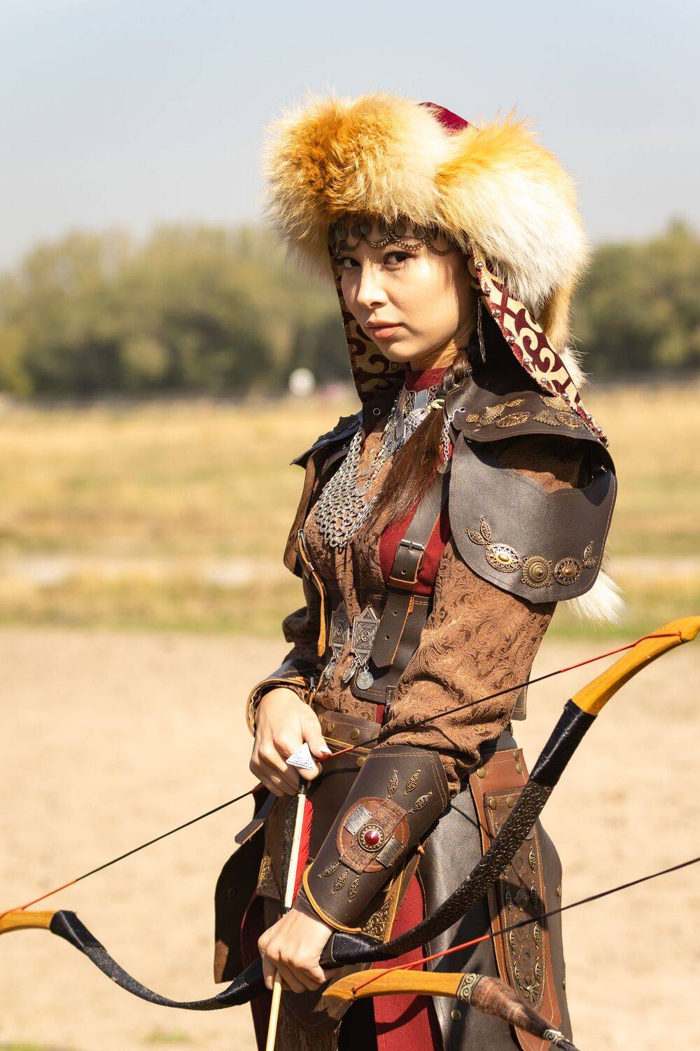 Девушка в казахском национальном костюме с луком