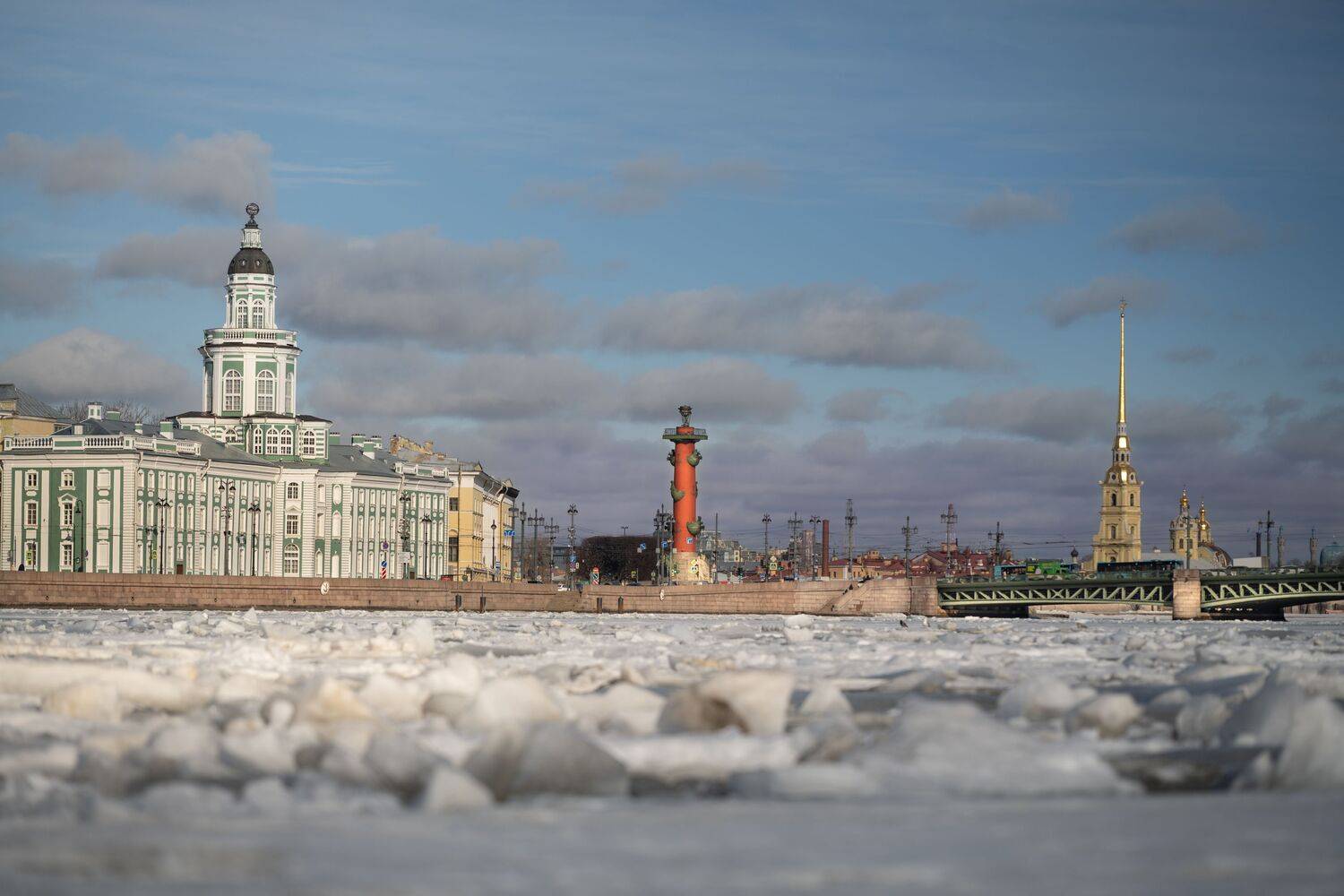 Нева просыпается от зимней спячки.