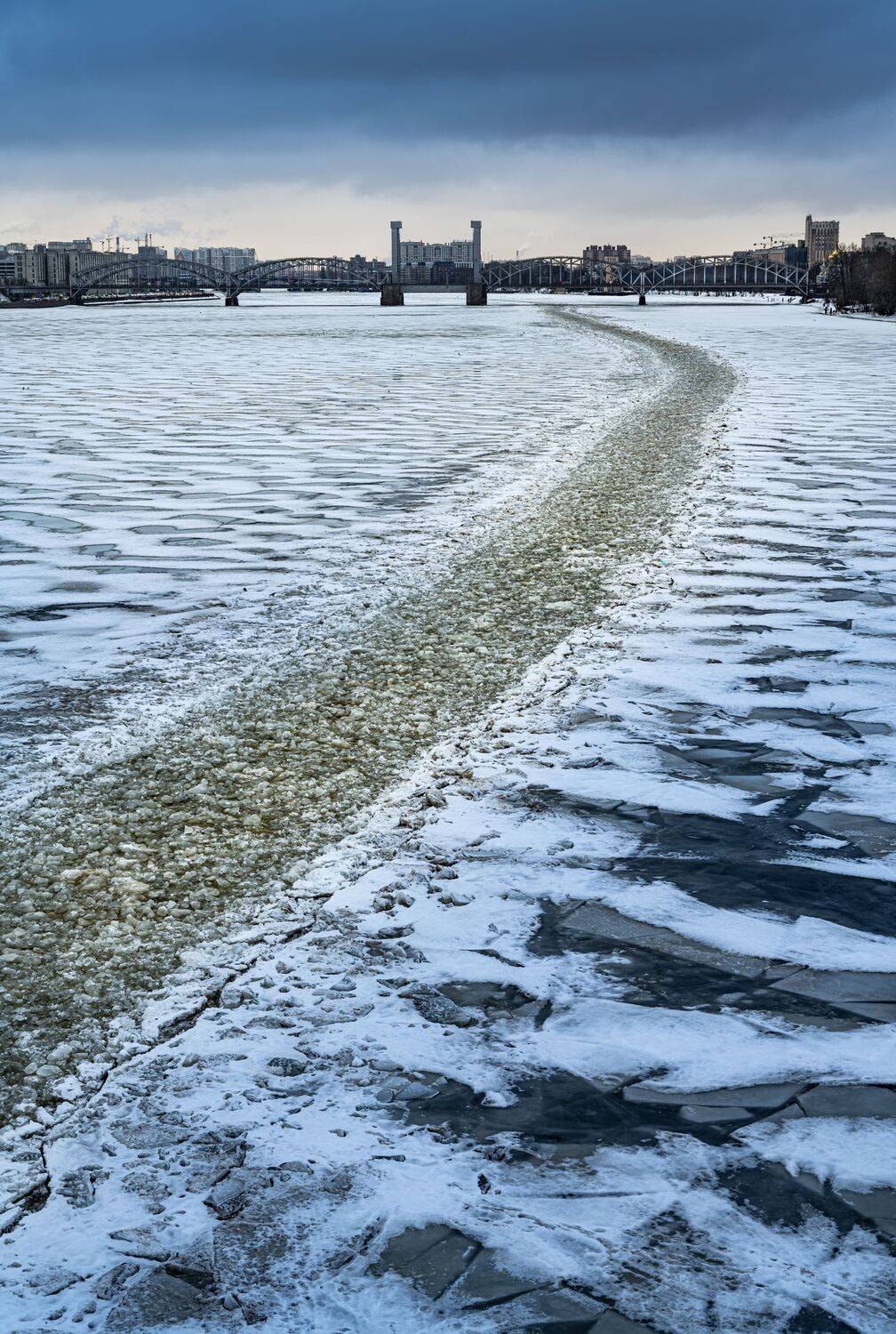 Река Нева перед ледоходом.