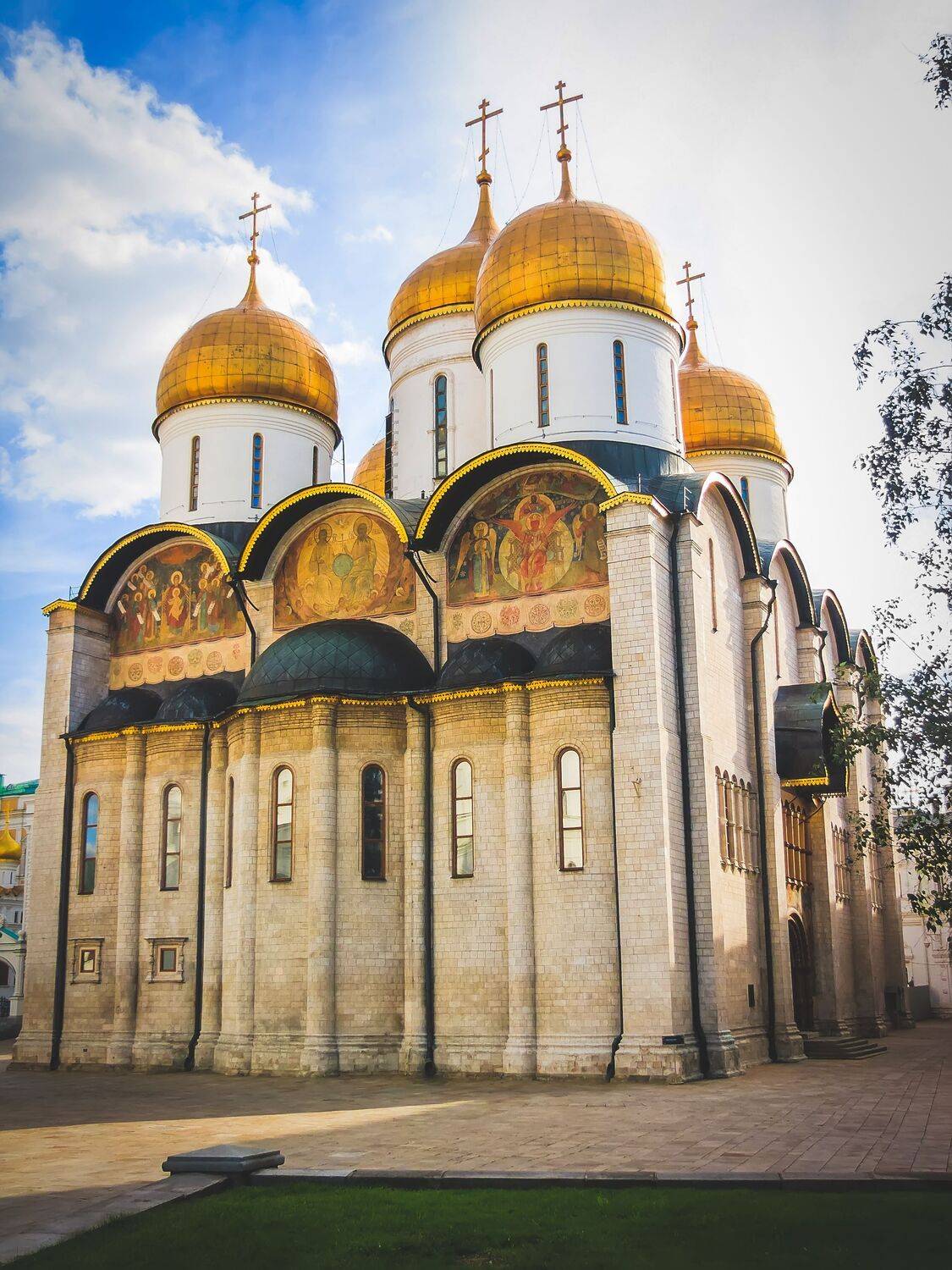 Успенский собор Московского Кремля — выдающийся памятник русской архитектуры и истории.